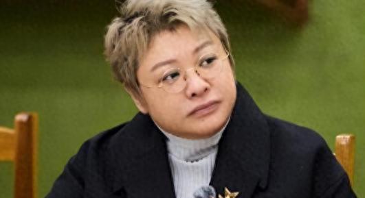 星空体育登录入口-贪污上亿、假慈善？这次当众闹“笑话”的韩红，揭开了李湘的体面